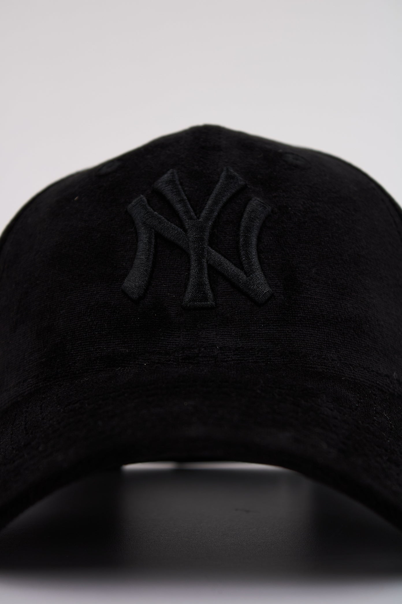 NEW ERA VELOUR FORTY OSFM en color NEGRO (4)