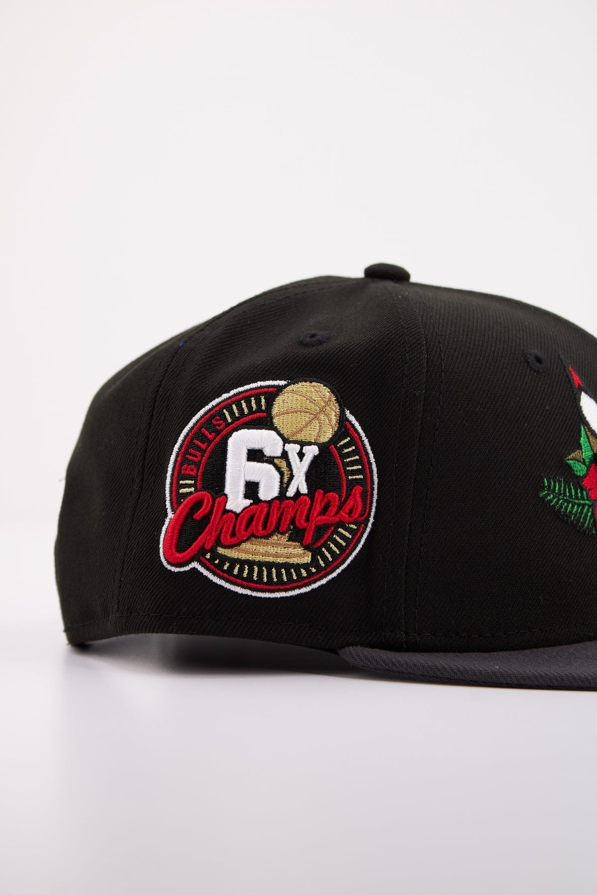 NEW ERA NBA FLORAL FIFTY CHIBUL en color NEGRO (4)