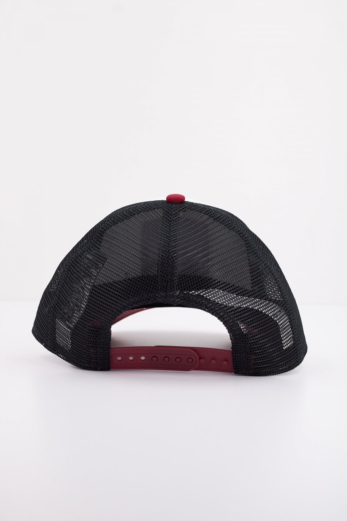 NEW ERA GRAPHIC PATCH TRUCKER en color BLANCO (4)