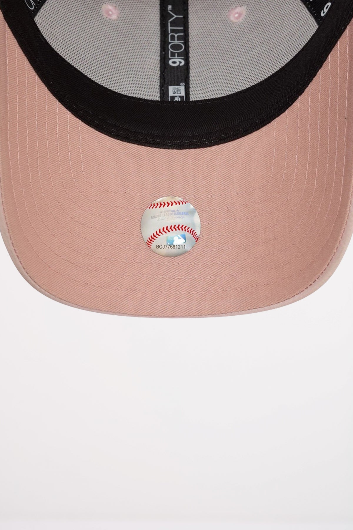NEW ERA WMNS SATIN FORTY NEYYAN en color ROSA (5)