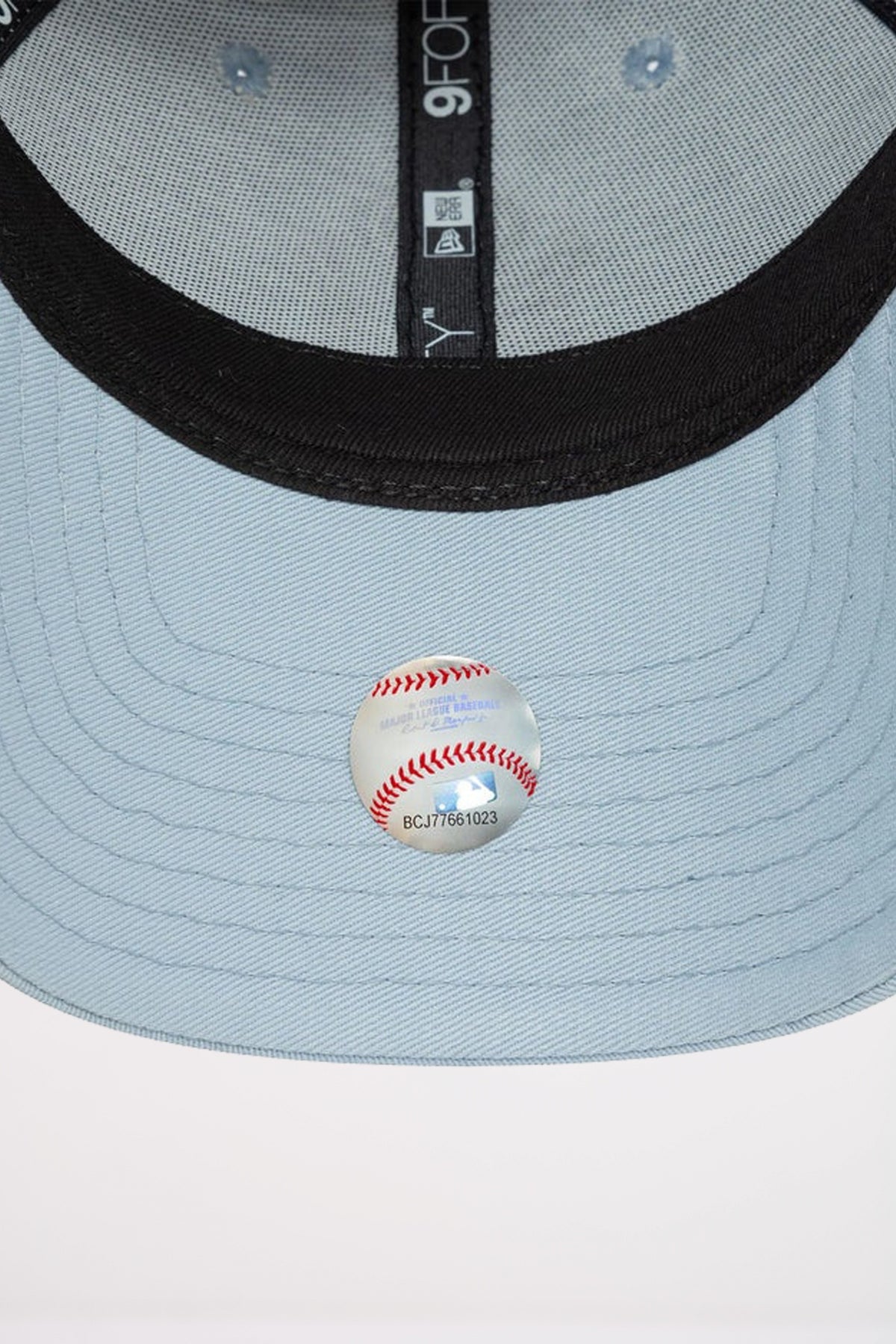 NEW ERA WMNS METALLIC LOGO FORT en color AZUL (4)
