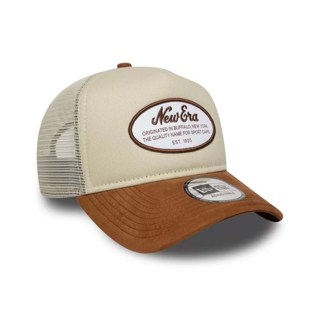 NEW ERA CASQUETTE OVAL PATCH SUEDE TRUCKER en color BEIS (6)