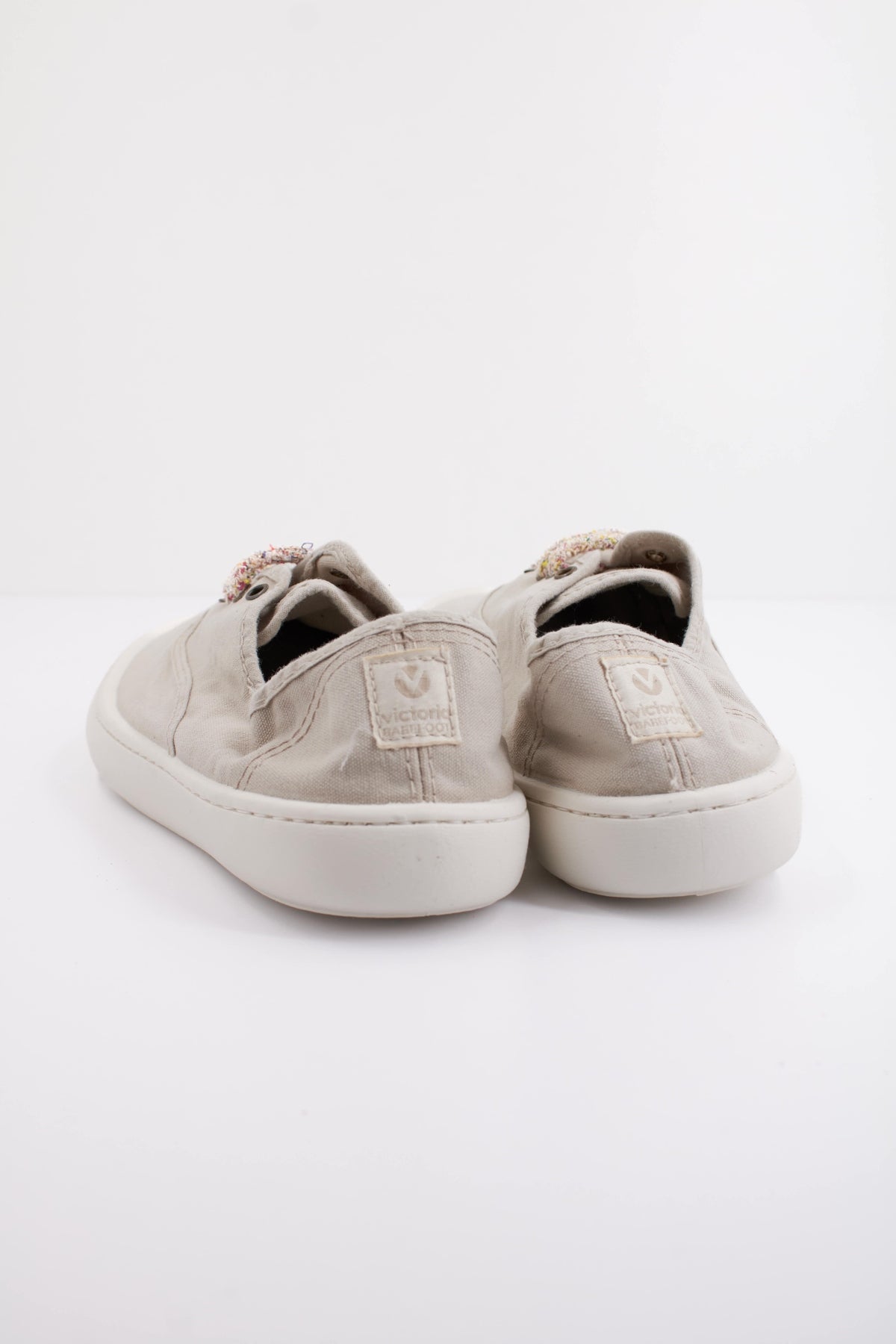VICTORIA OLMO BAREFOOT en color BLANCO (4)