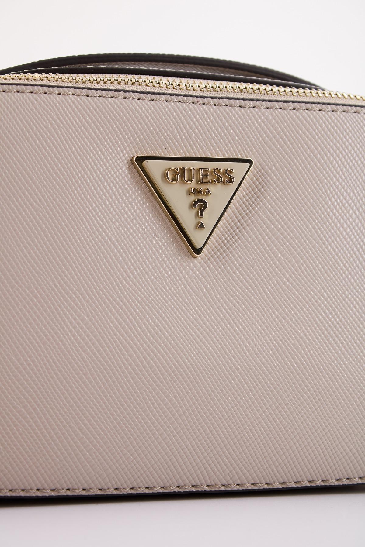 GUESS NOELLE CROSSBODY CAMER en color BEIS (4)