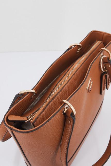 GUESS HWZG en color MARRON (4)