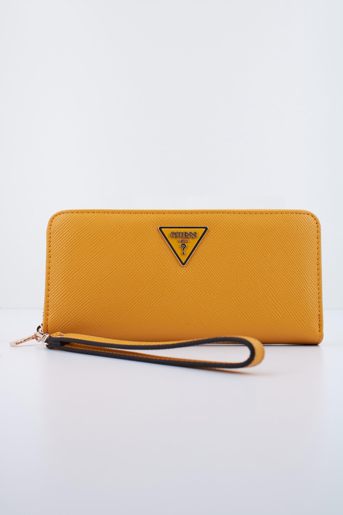 GUESS LAUREL SLG LARGE en color AMARILLO (1)