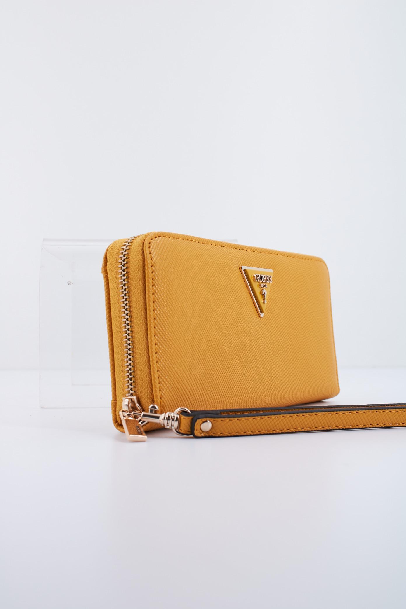 GUESS LAUREL SLG LARGE en color AMARILLO (3)
