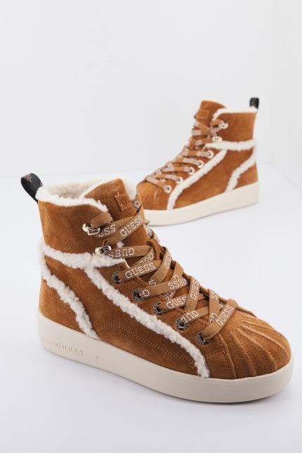 GUESS FLRM SUE en color MARRON CLARO (1)