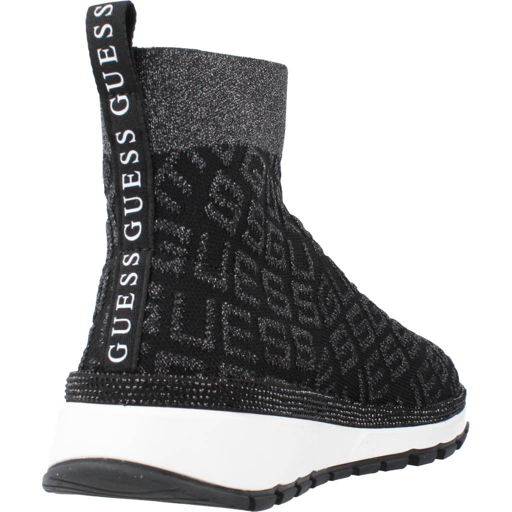 GUESS ZYLA en color NEGRO (3)