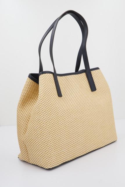 GUESS VIKKY TOTE en color BEIS (2)