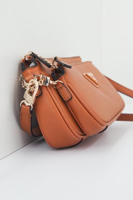 GUESS HWZG NOELLE DBL POUCH en color MARRON (2)