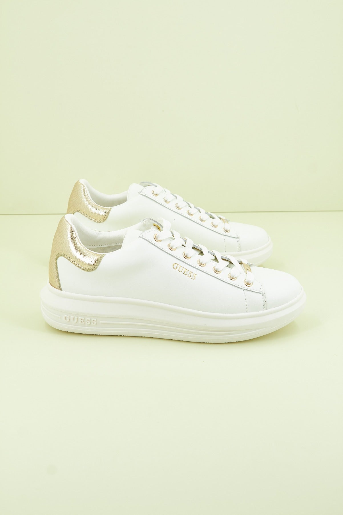 GUESS FLVIB LEA en color BLANCO (1)