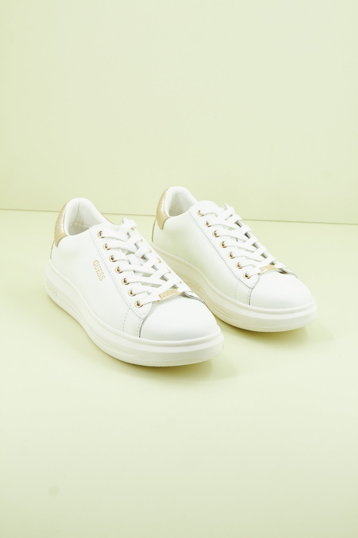 GUESS FLVIB LEA en color BLANCO (2)