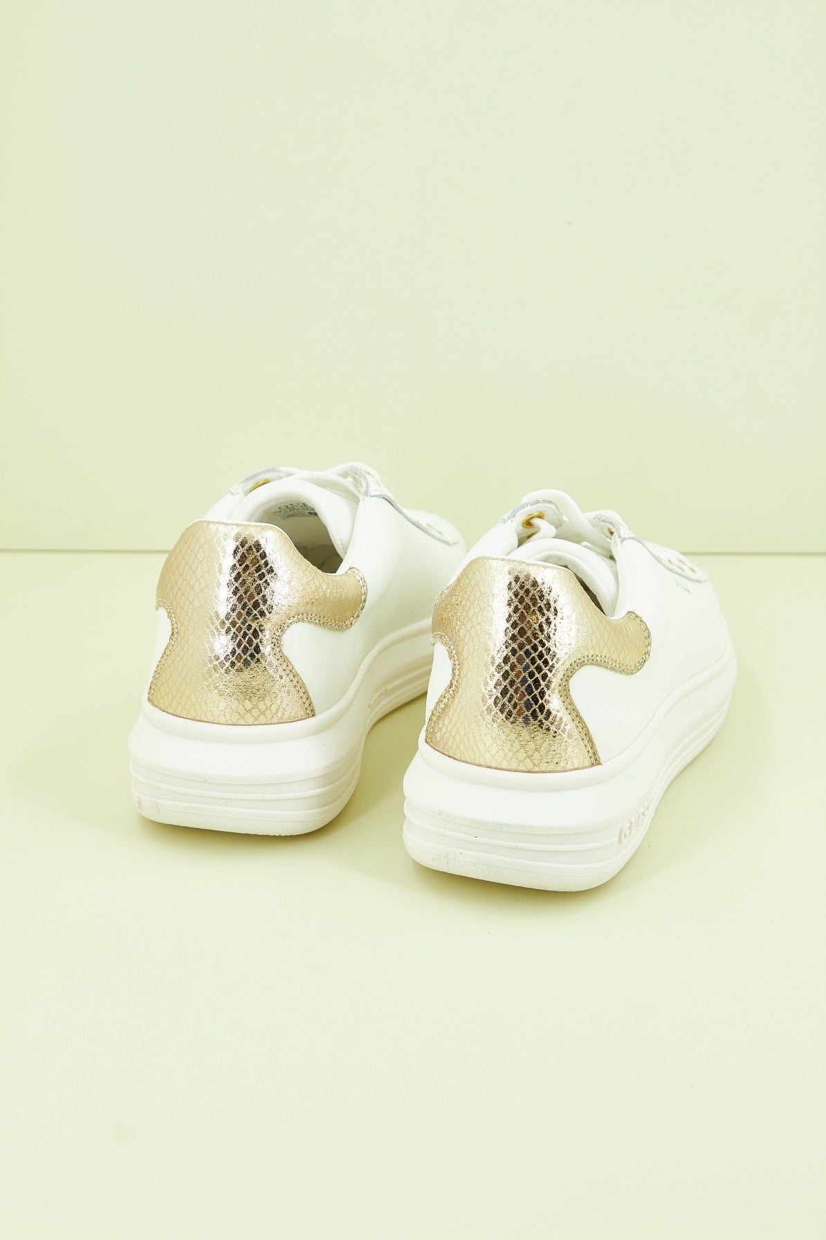 GUESS FLVIB LEA en color BLANCO (3)