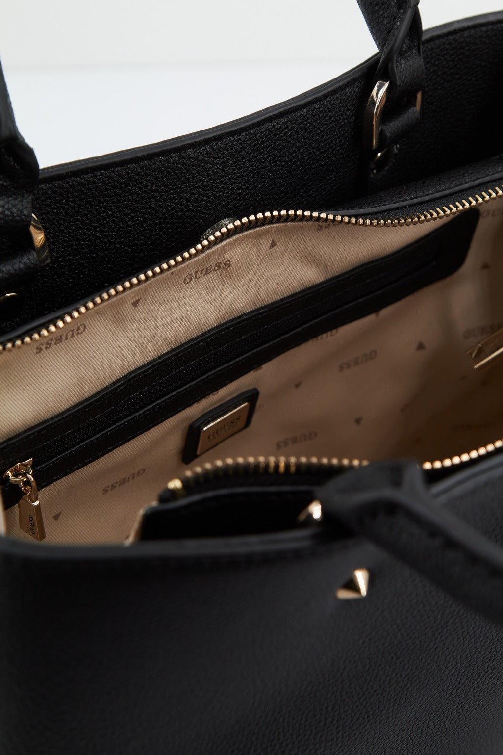 GUESS MERIDIAN GIRLFRIEND en color NEGRO (4)