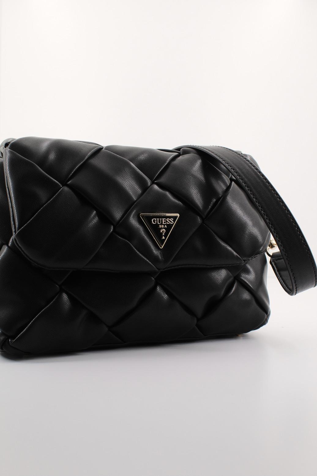 GUESS ZAINA FLAP SHOULDER en color NEGRO (4)