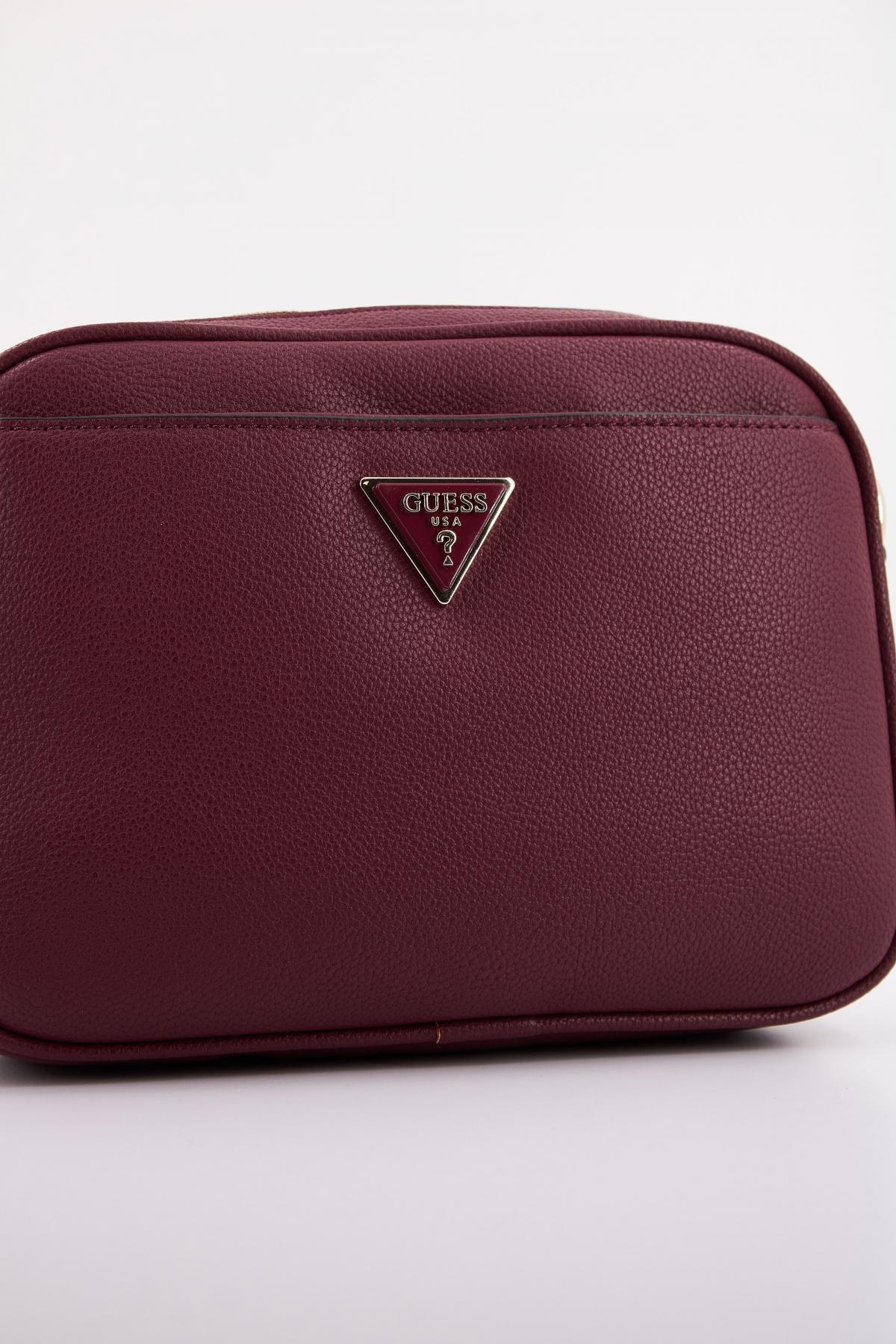 GUESS MERIDIAN CAMERA BAG en color BURDEOS (4)