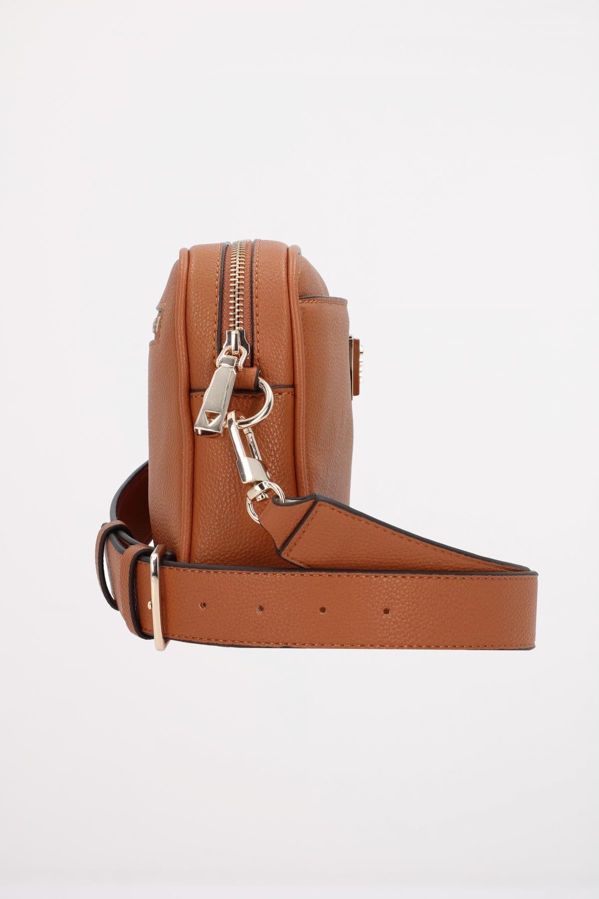 GUESS MERIDIAN CAMERA BAG en color MARRON (2)