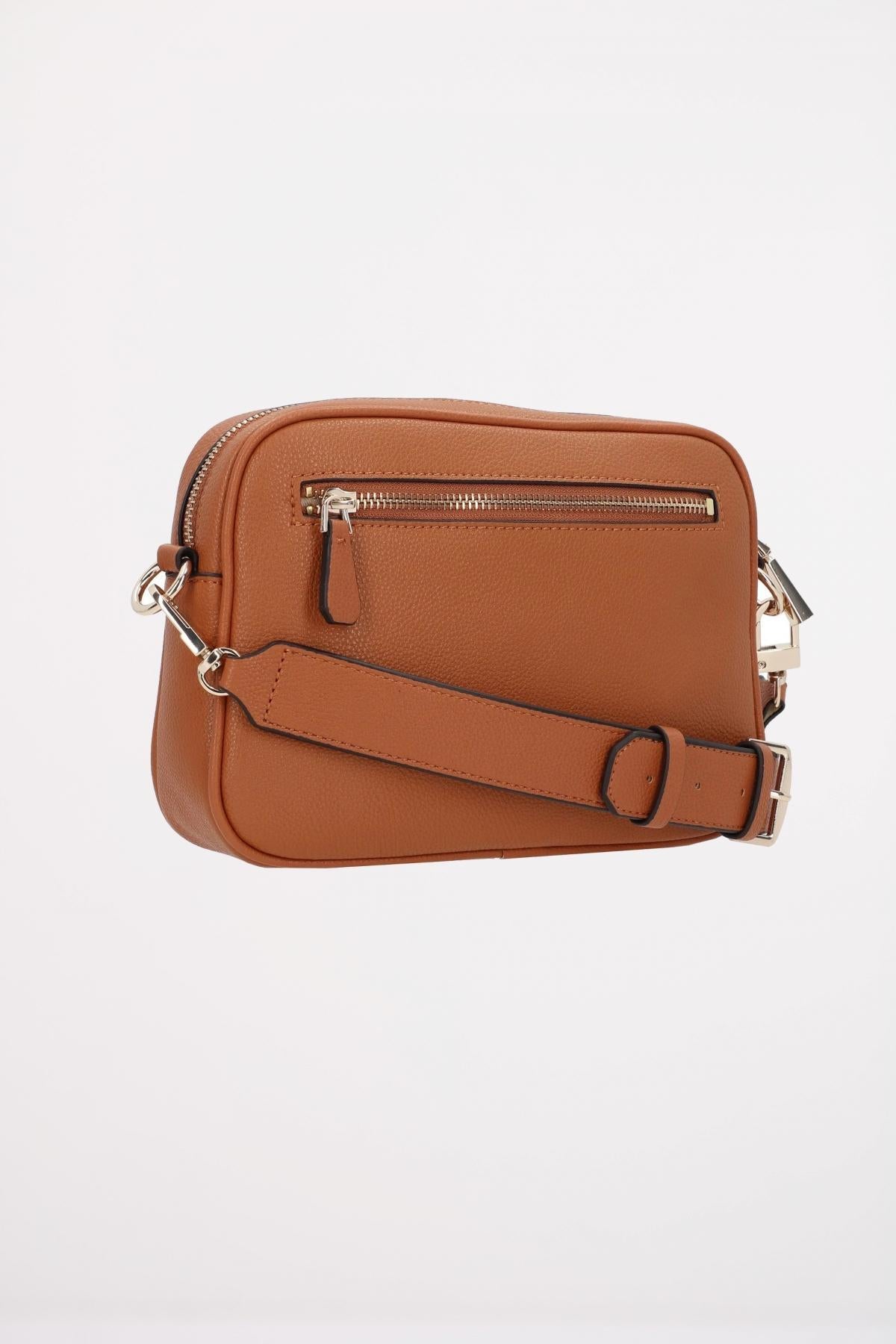 GUESS MERIDIAN CAMERA BAG en color MARRON (3)