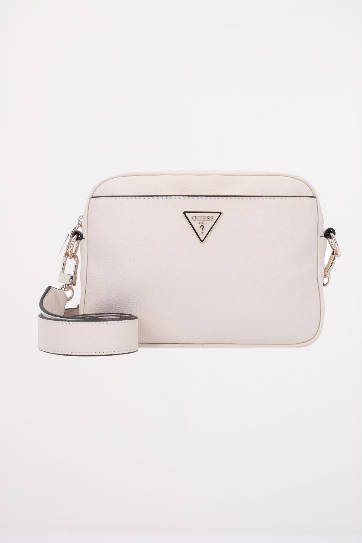 GUESS MERIDIAN CAMERA BAG en color NUDE (1)