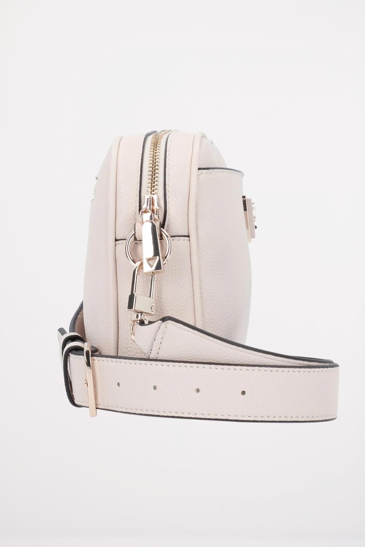 GUESS MERIDIAN CAMERA BAG en color NUDE (3)