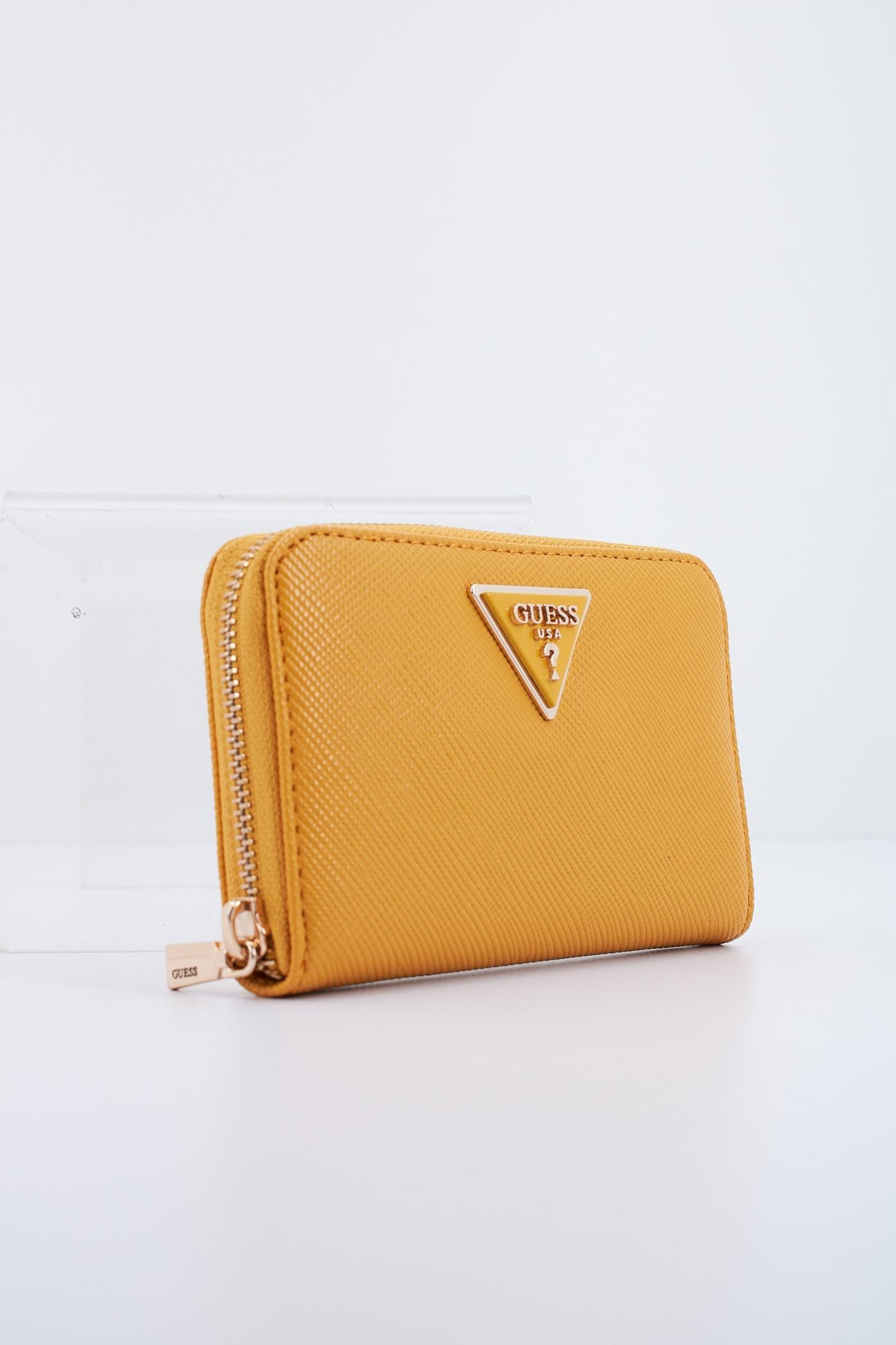 GUESS LAUREL SLG MEDIUM ZIP en color AMARILLO (3)