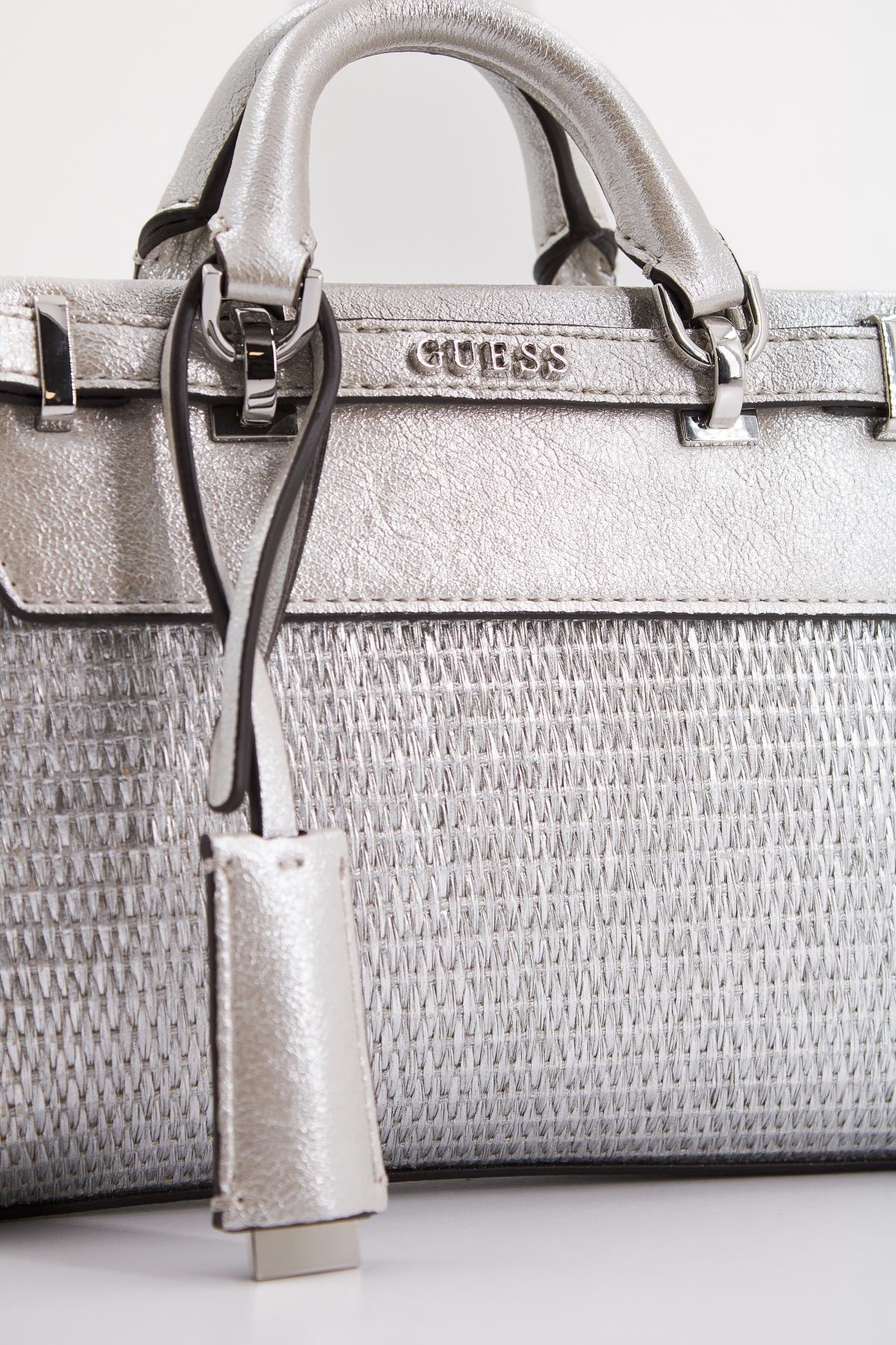 GUESS SESTRI MINI SATCHEL en color PLATA (4)