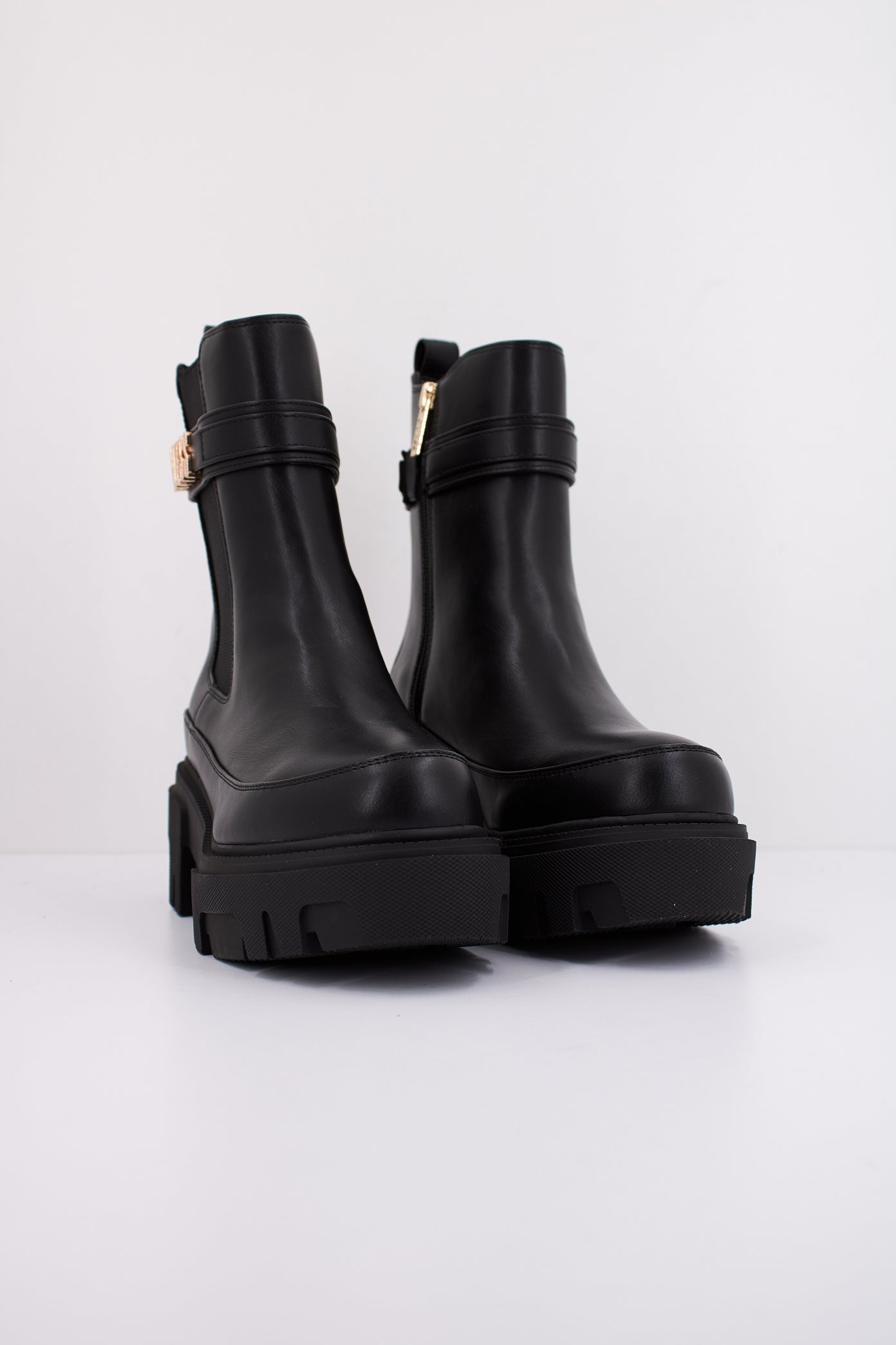 GUESS FLYEA ELE en color NEGRO (2)
