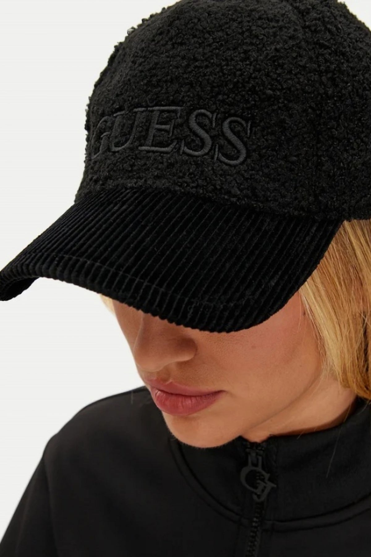 GUESS POL BASEBALL CAP en color NEGRO (4)