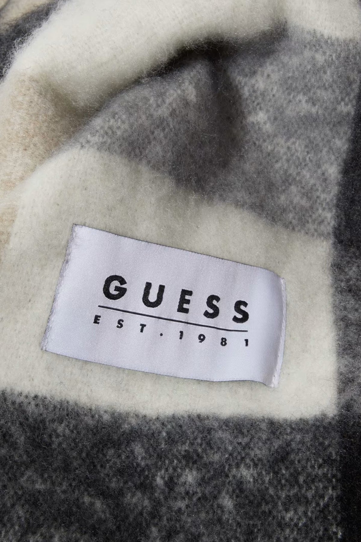 GUESS AW POL en color NEGRO (2)