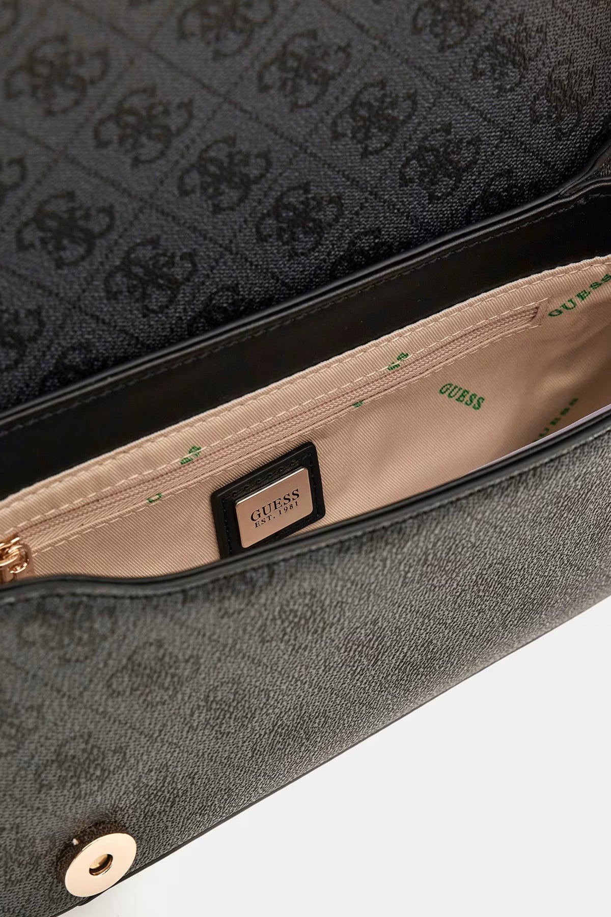 GUESS ECO MIETTA FLAPSHOULD en color NEGRO (4)
