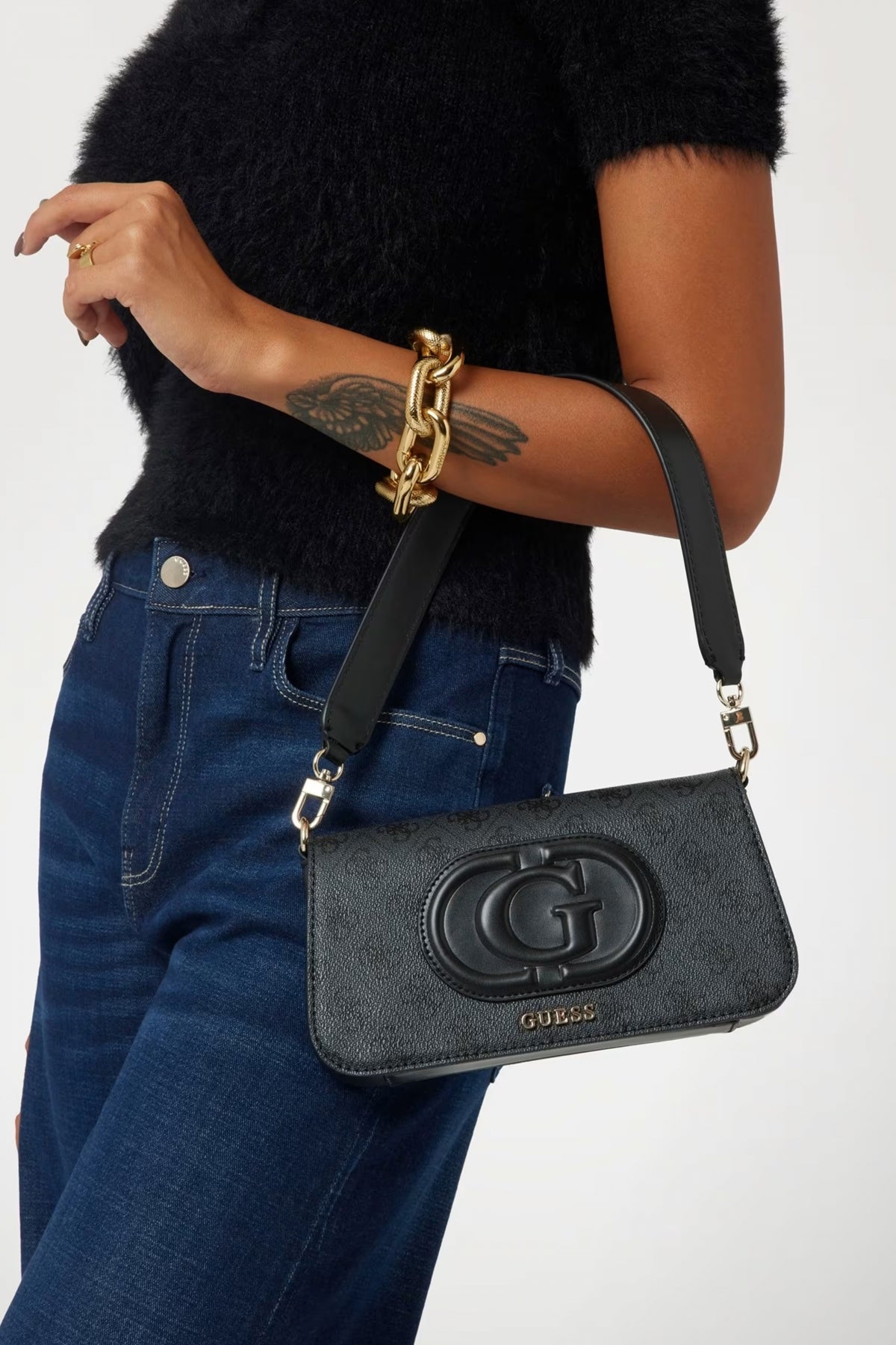 GUESS ECO MIETTA FLAPSHOULD en color NEGRO (5)