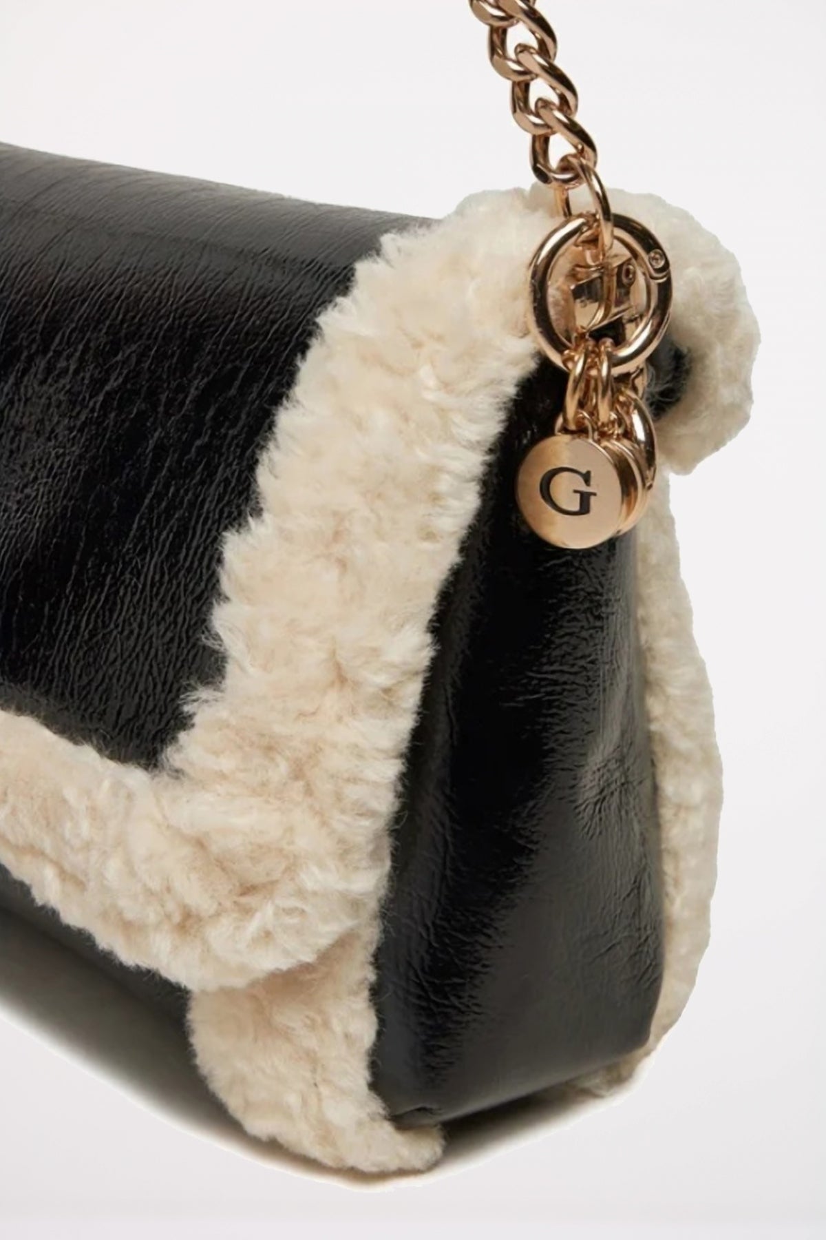 GUESS DAVIKA FLAPSHOULDER B en color NEGRO (3)