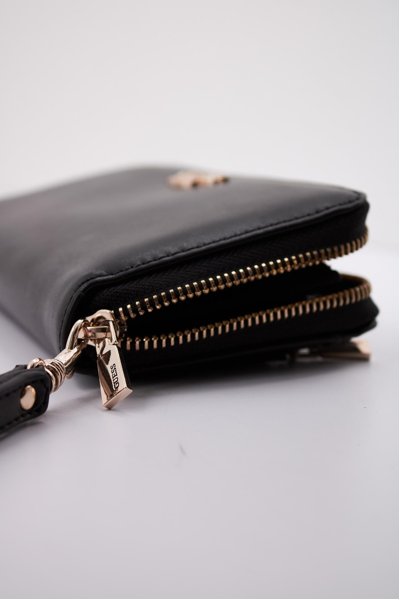 GUESS LAUREL SLGMEDIUM ZIP en color NEGRO (4)