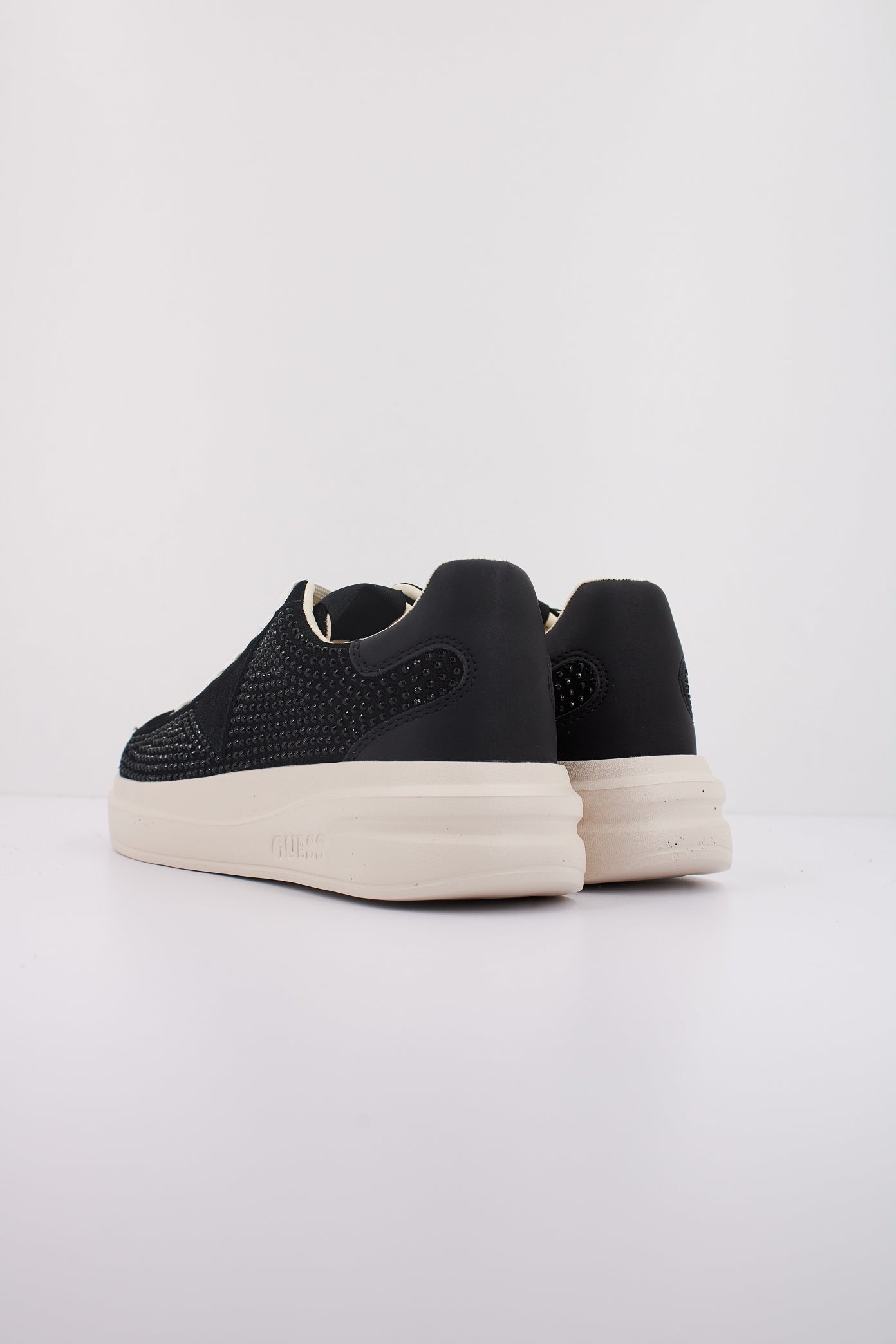 GUESS ELBINA en color NEGRO (4)