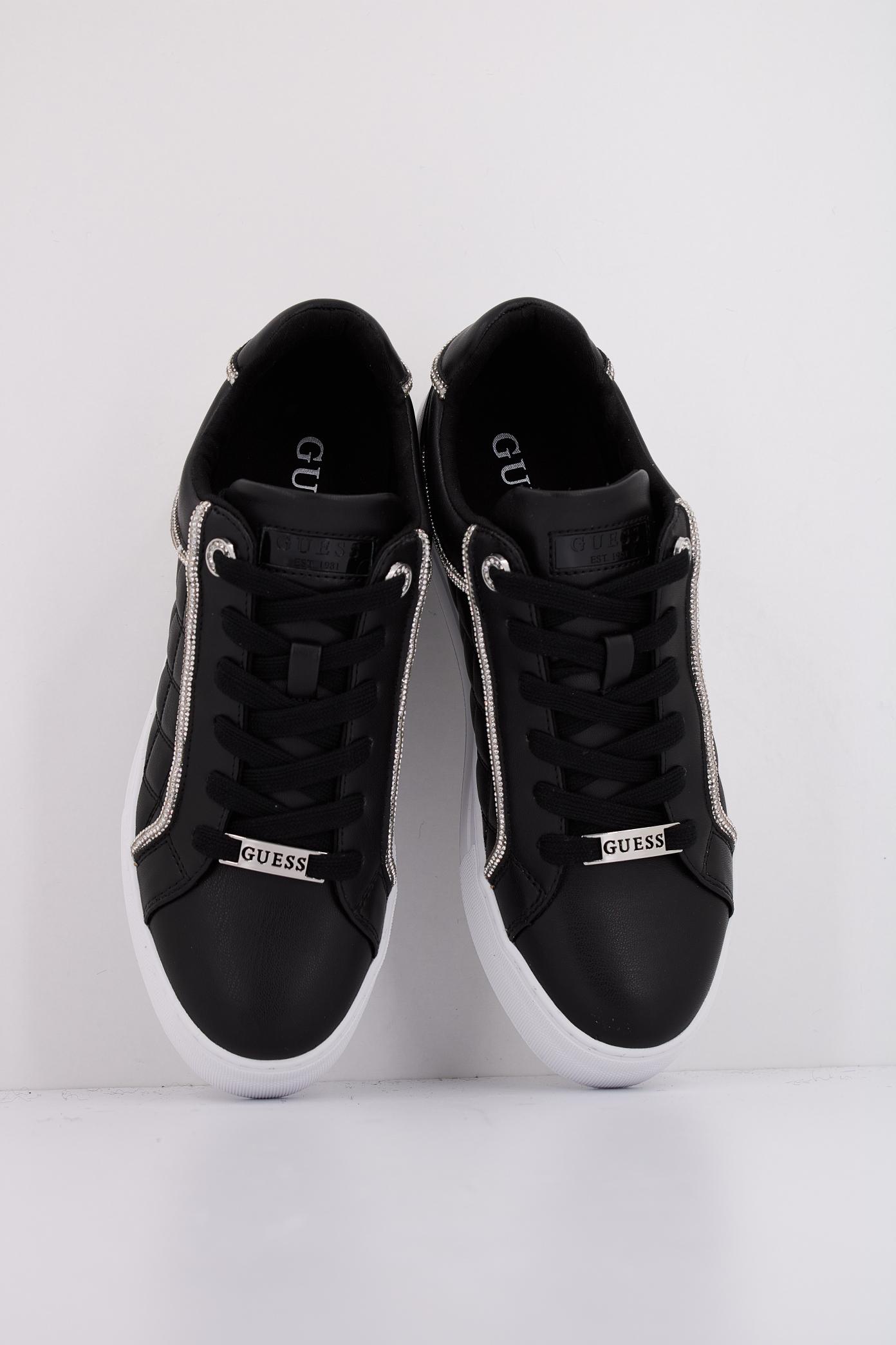 GUESS GRATEA en color NEGRO (3)