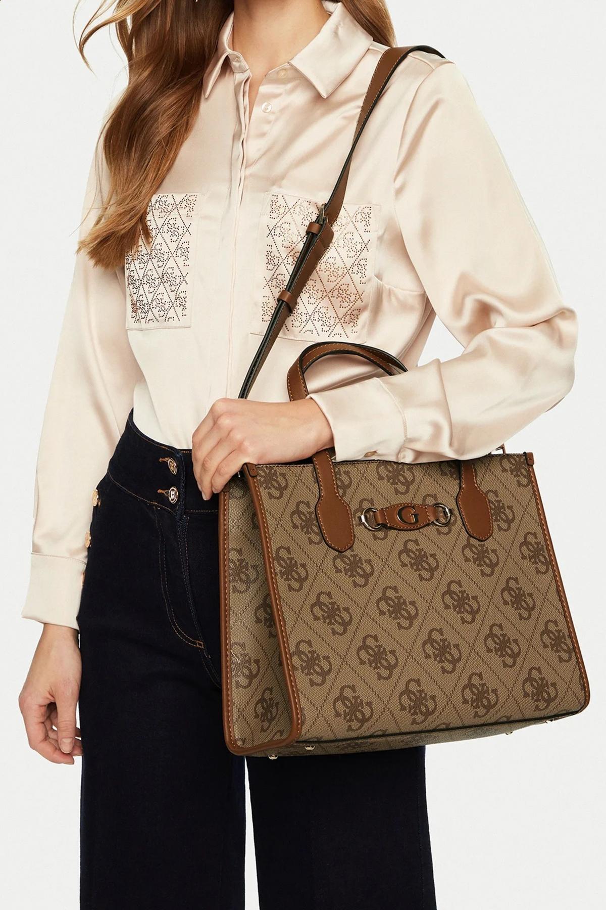 GUESS IZZY COMP TOTE en color MARRON (4)