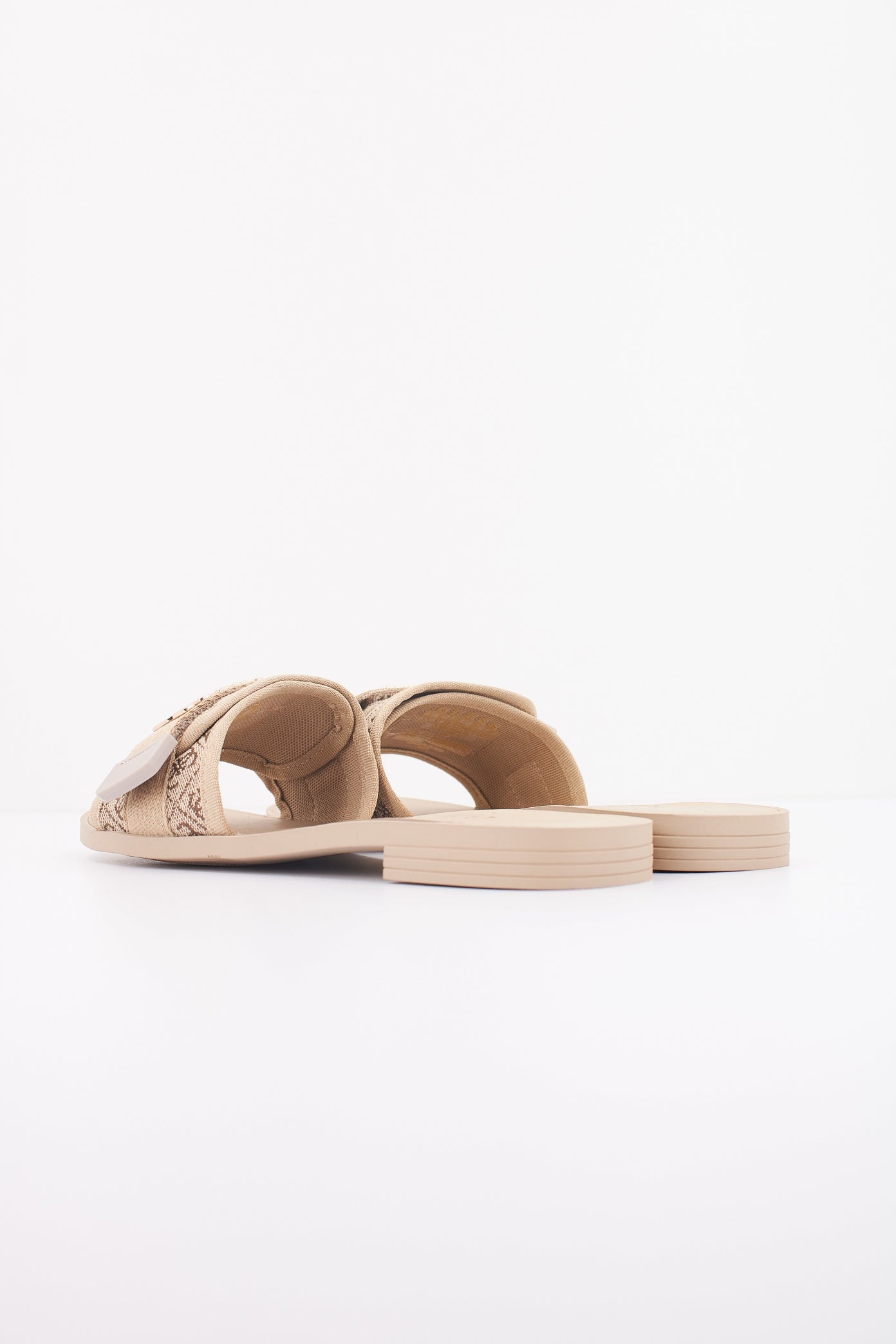 GUESS FLELY FAL en color BEIS (4)