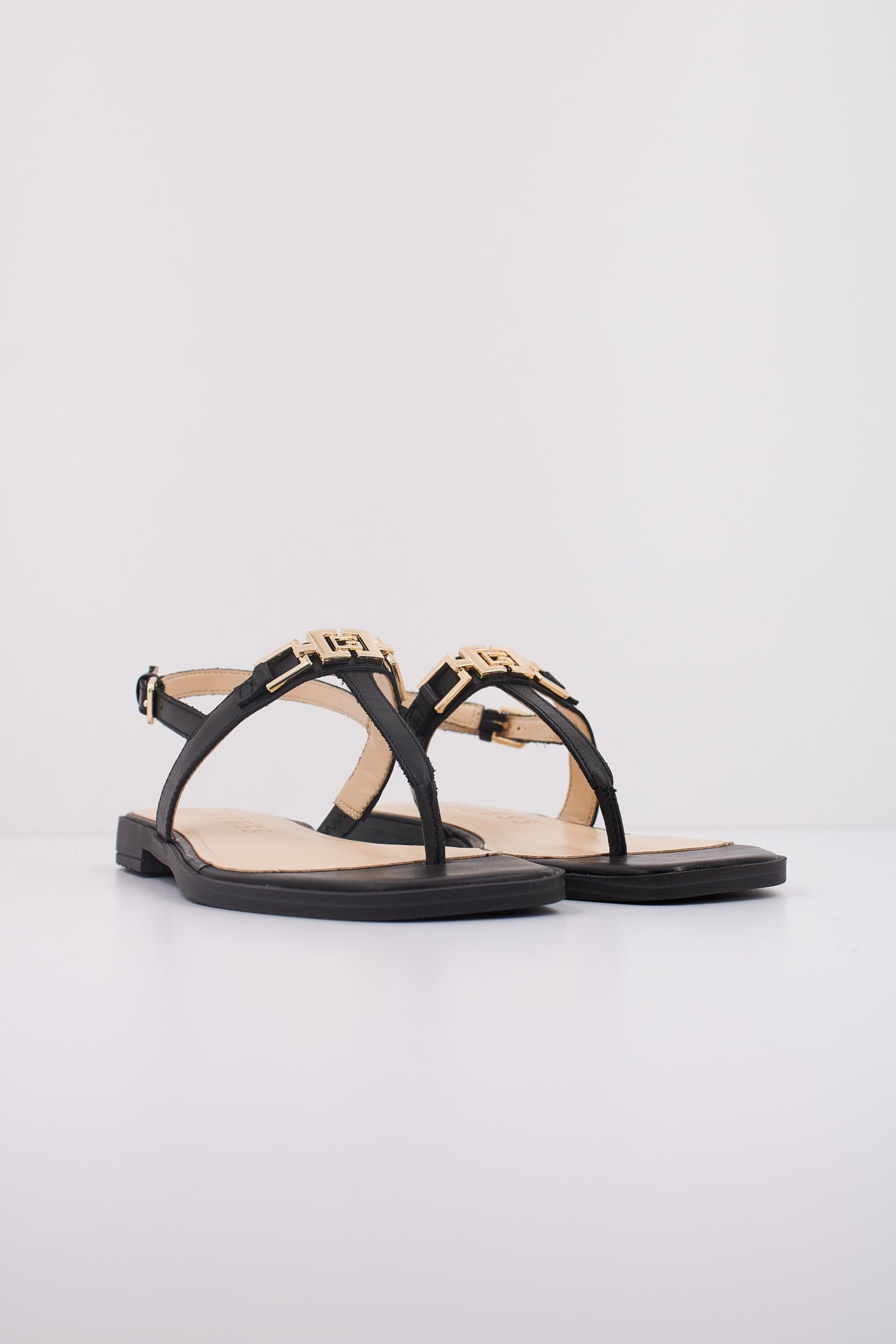 GUESS FLJREL LEA en color NEGRO  (2)