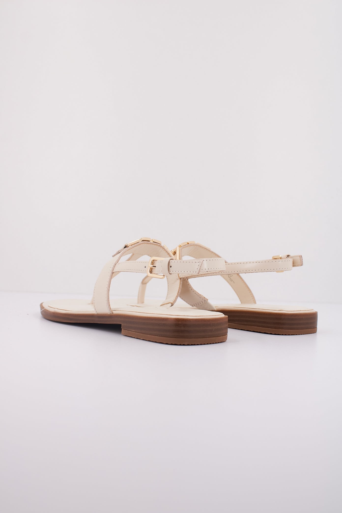 GUESS FLJREL LEA en color NUDE (4)