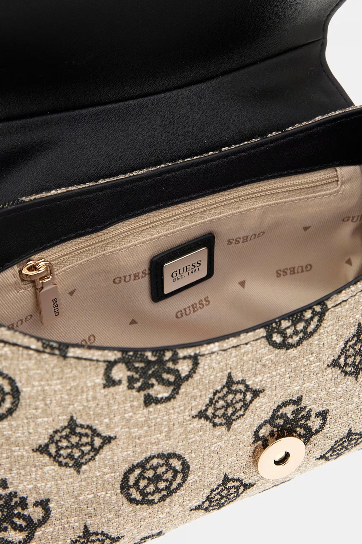 GUESS BEYZA FLAP SHOULDER en color NEGRO (4)
