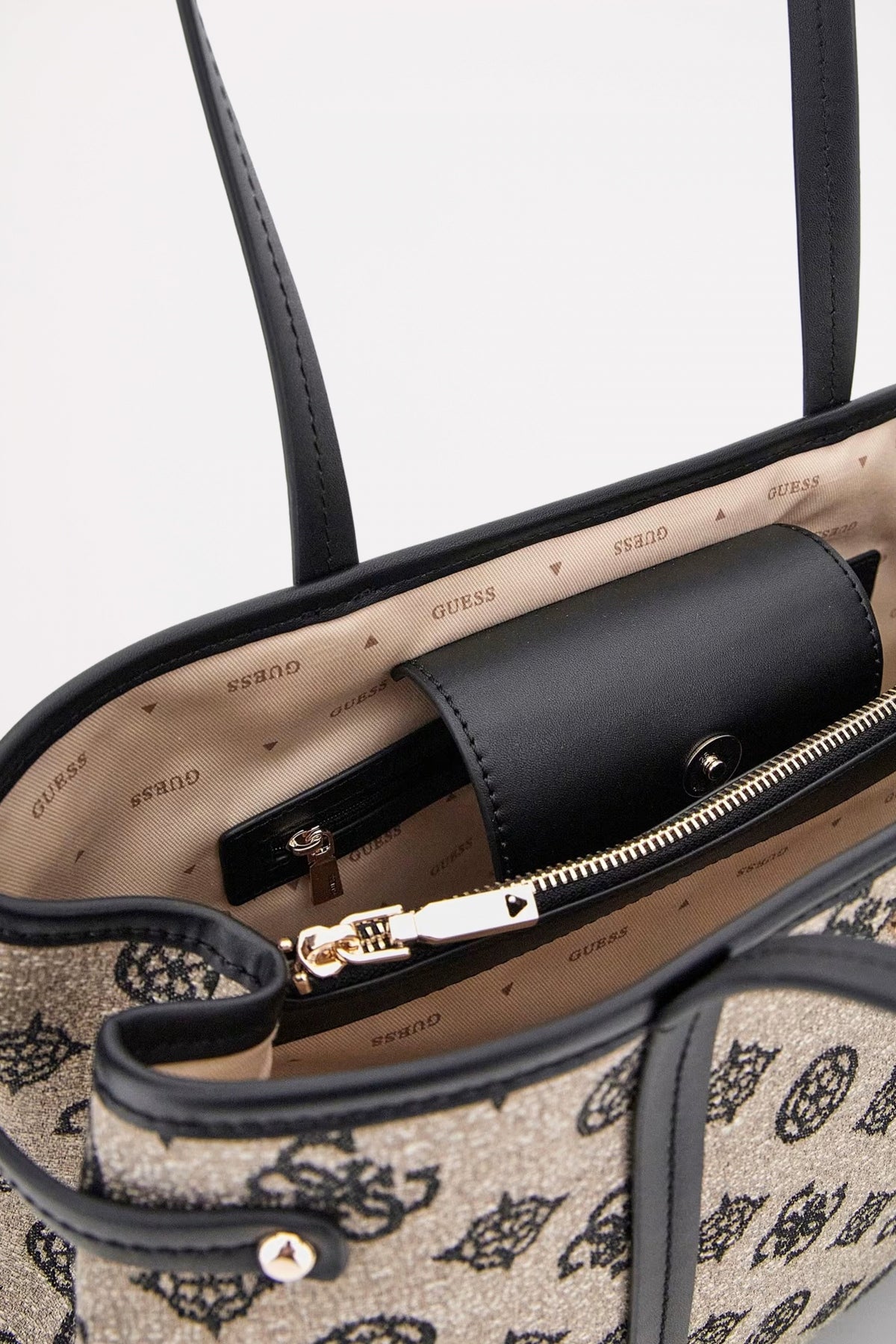 GUESS BEYZA GIRLFRIEND TOTE en color NEGRO (3)
