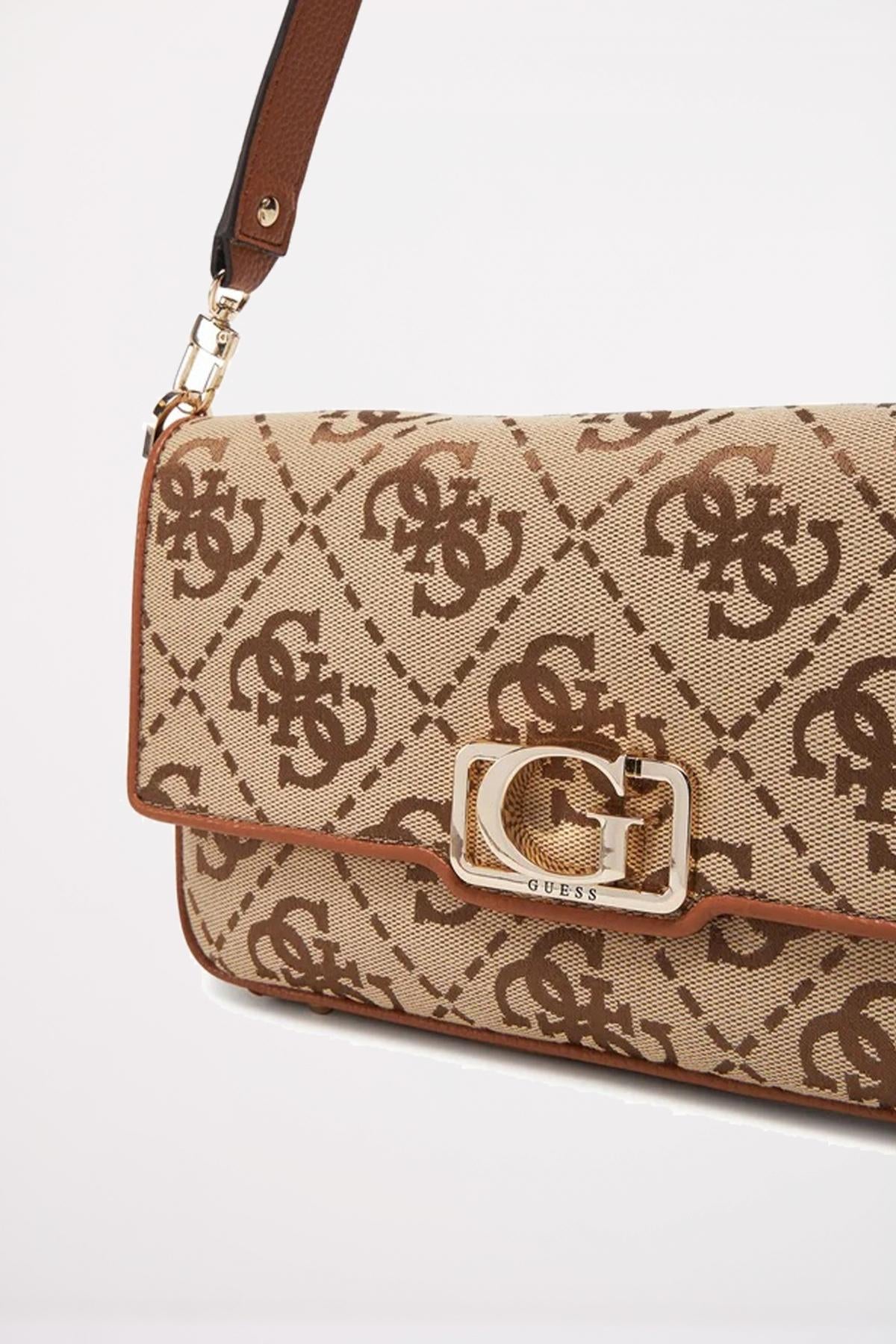 GUESS CIRCE FLAP SHOULDER en color BEIS (2)