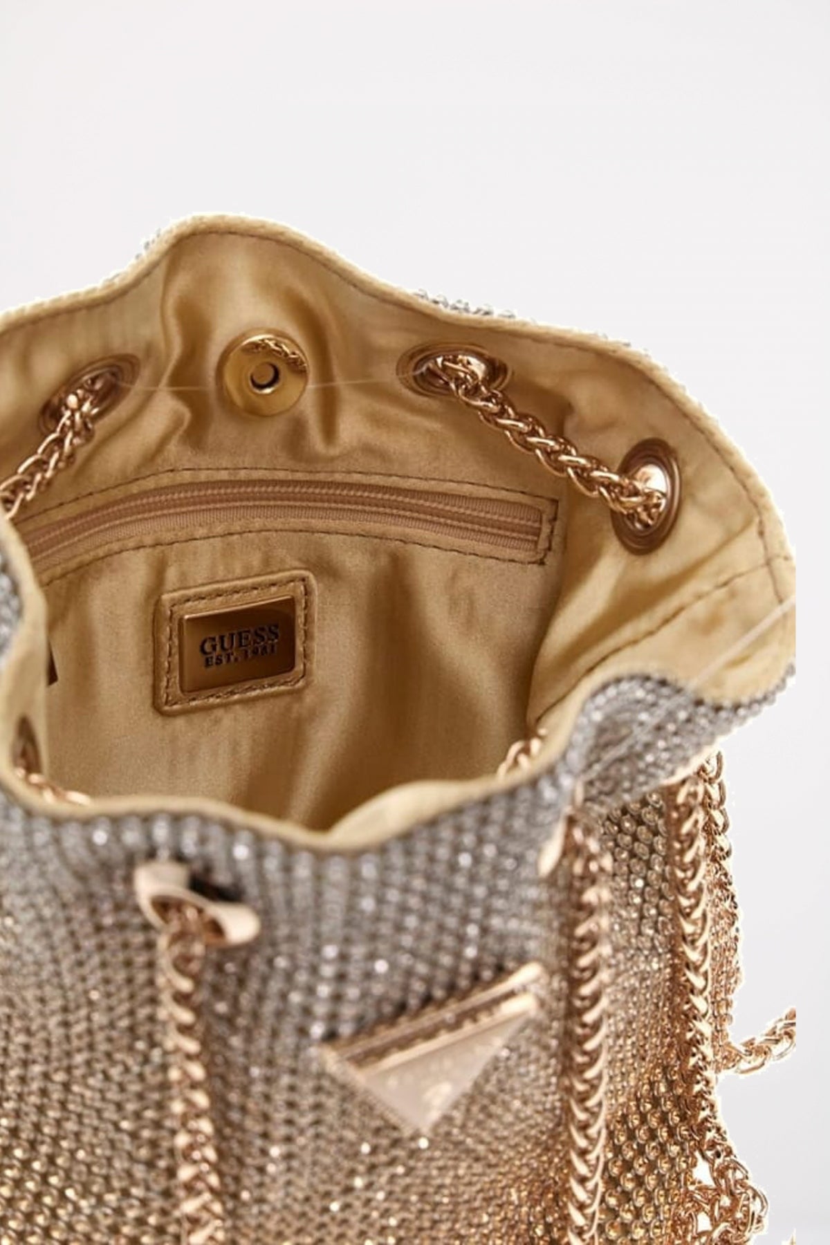 GUESS ZALINA POUCH en color ORO (2)