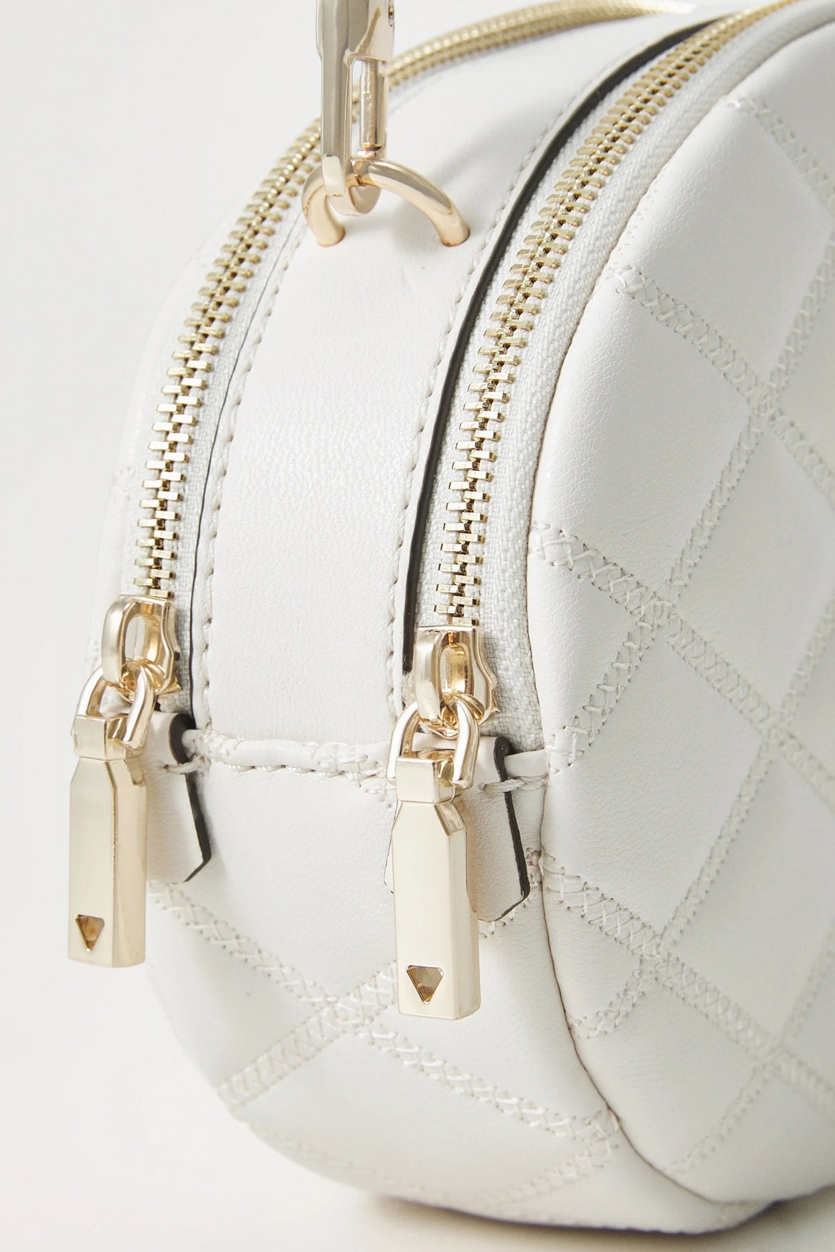 GUESS TAMSIN DOUBLE ZIP en color BLANCO (4)