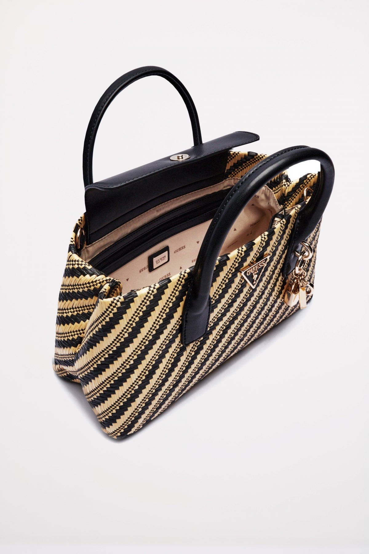 GUESS SIMONA SMALL SATCHEL en color NEGRO (3)