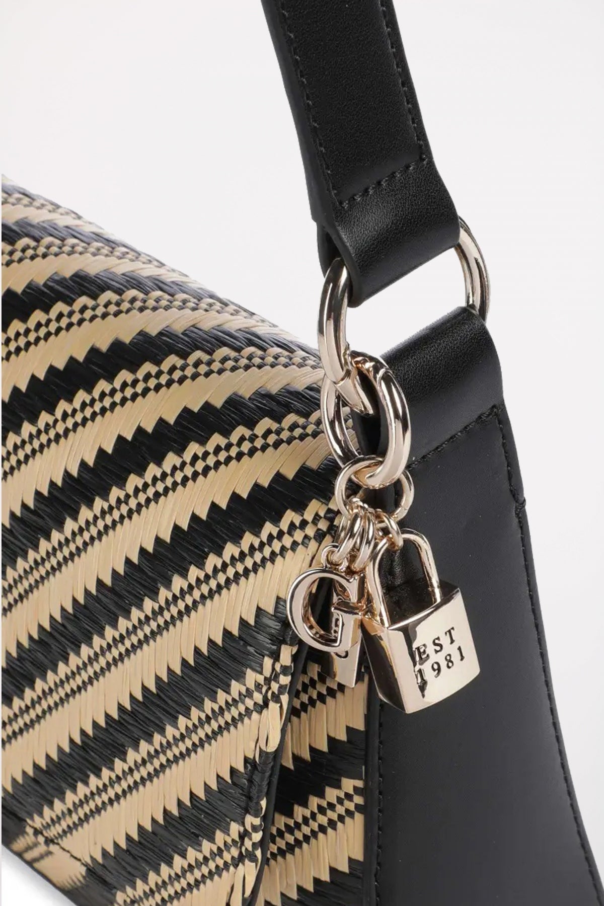 GUESS SIMONA FLAP SHOULDER en color NEGRO (3)