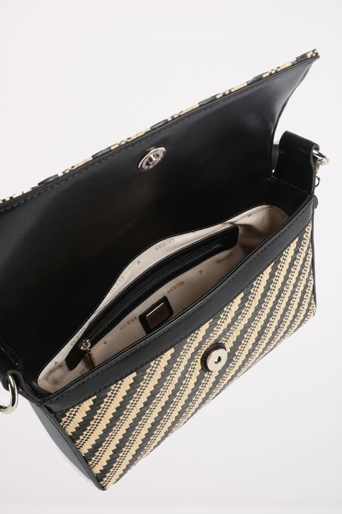 GUESS SIMONA FLAP SHOULDER en color NEGRO (4)