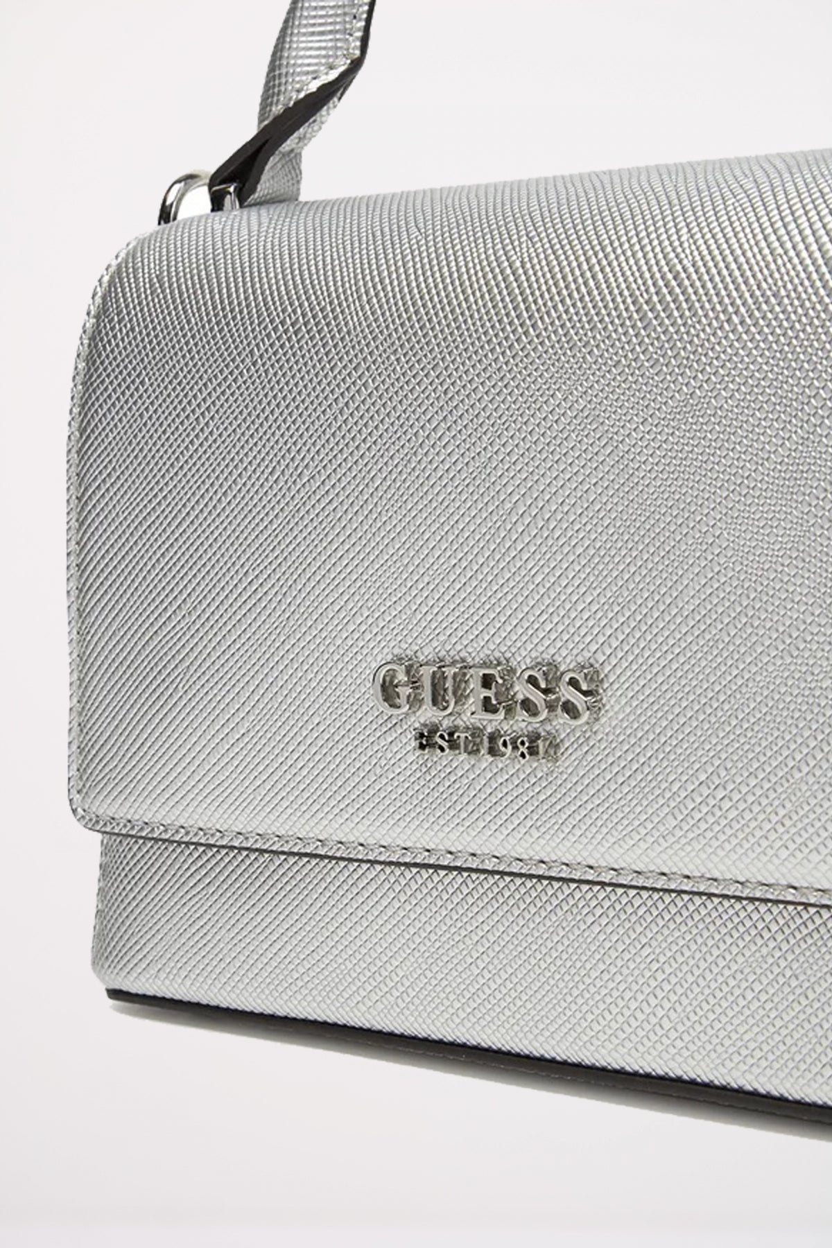 GUESS FEDANA TOP HANDLE en color PLATA (2)