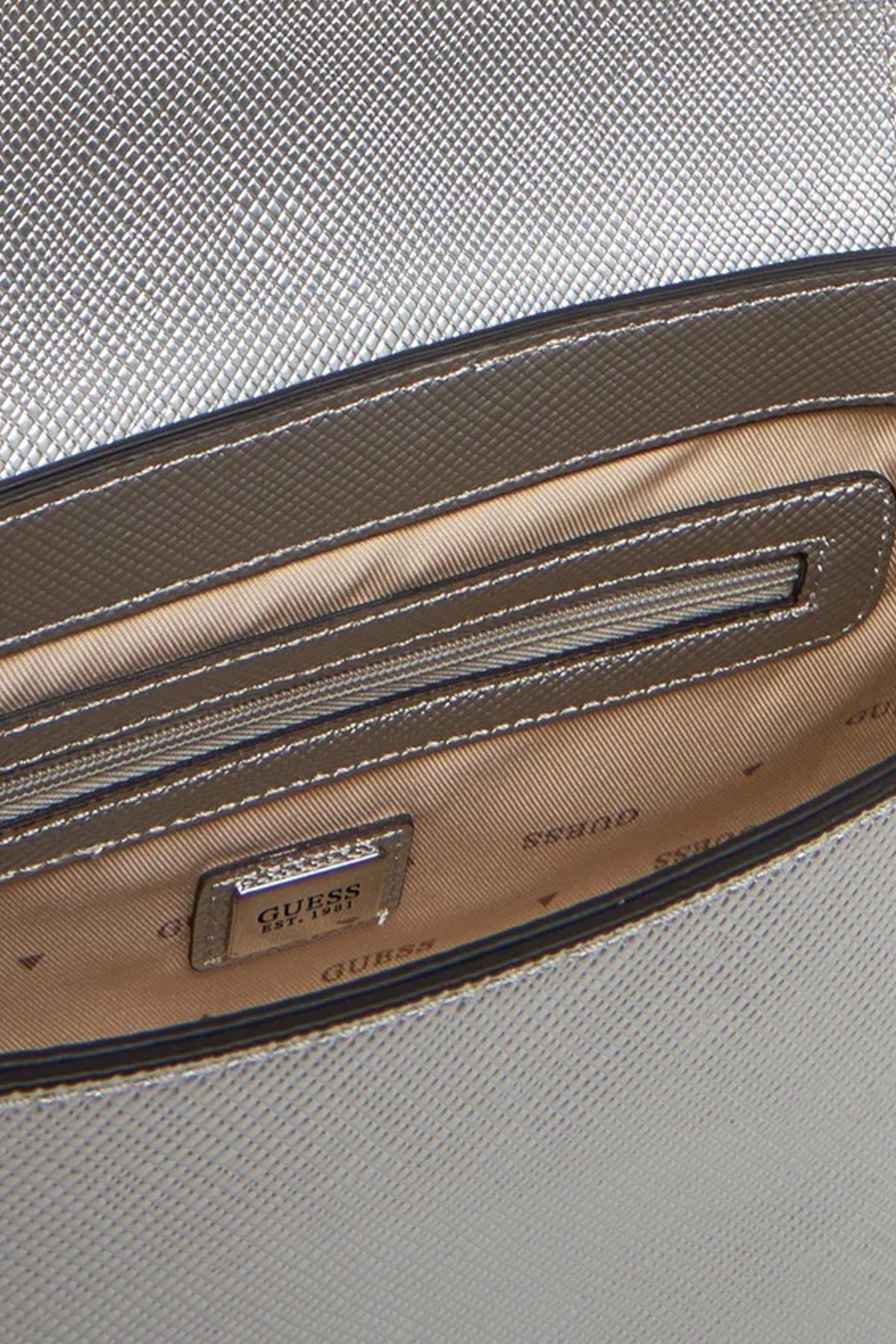GUESS FEDANA TOP HANDLE en color PLATA (3)